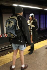 In metro senza pantaloni. È il No Pants Subway Ride 9