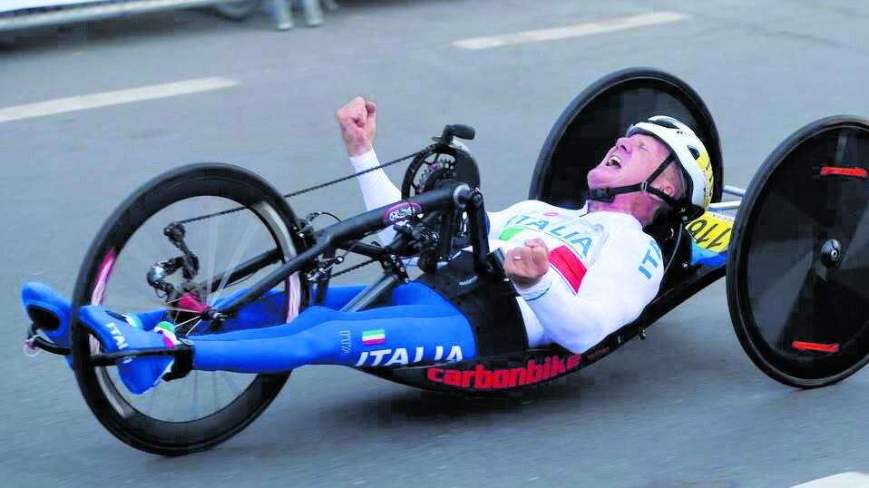 L'olimpionico di handbike travolto da un Suv mentre si allena