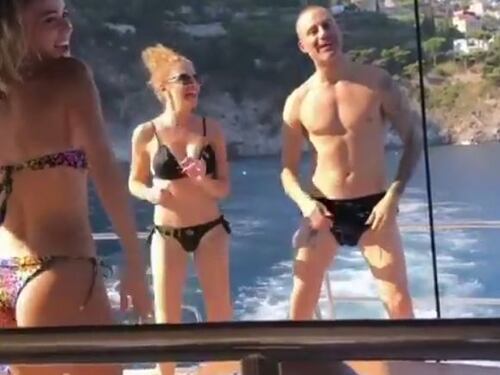 Diletta Leotta si scatena a tempo di musica sullo yacht