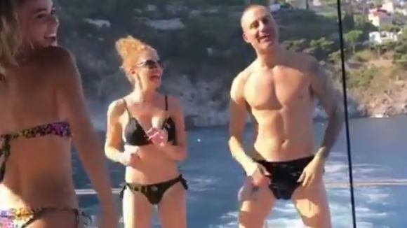 Diletta Leotta si scatena a tempo di musica sullo yacht