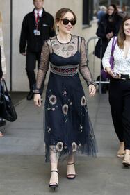 Da Game of Thrones alla Bbc: Emilia Clarke "pizzicata" negli studi tv 6