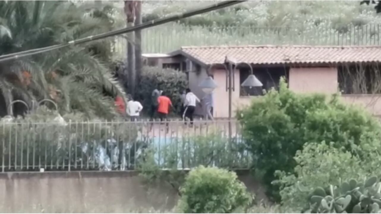 Vuol bloccare migranti in fuga: il poliziotto finisce in ospedale