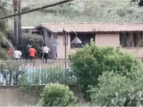 I migranti giocano a calcio nel centro di accoglienza