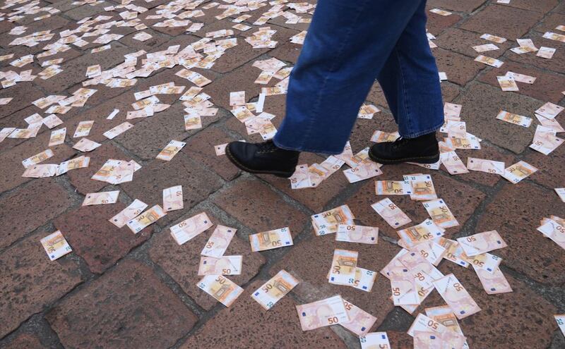 Pioggia di banconote (false) su piazza Affari a Milano 2