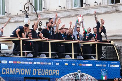 La grande festa per le strade di Roma: la gente rende omaggio all'Italia di Mancini 9