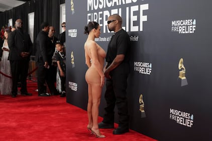 Lo scandalo ai Grammy: Bianca Censori sfila completamente nuda 4