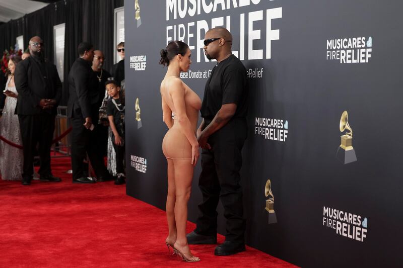 Lo scandalo ai Grammy: Bianca Censori sfila completamente nuda 4