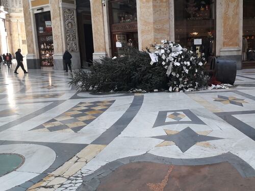 "Rubacchio" supera le feste e resiste ai vandali (che lo hanno fatto cadere)
