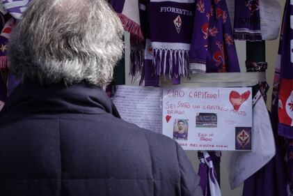 L'ultimo saluto ad Astori: i tifosi della Fiorentina in massa a Coverciano 8