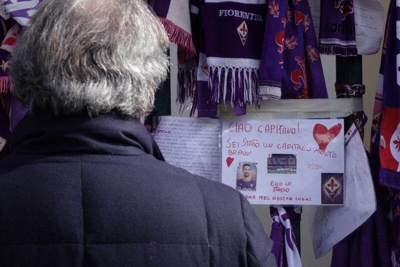L'ultimo saluto ad Astori: i tifosi della Fiorentina in massa a Coverciano 8