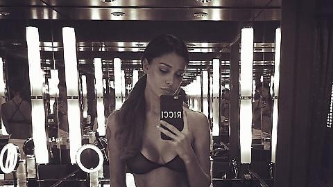 Belen, da sexy testimonial a manager: "Mi piace rischiare, ora gioco con i capelli"