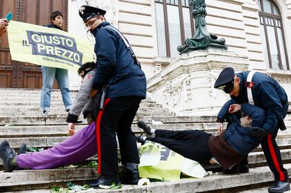 Il blitz di Ultima Generazione davanti palazzo Montecitorio: le immagini 6