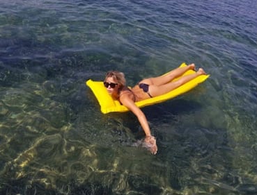 Costanza Caracciolo sexy a letto 4