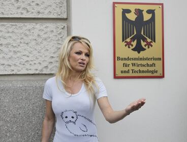 Pamela Anderson nuda per sensibilizzare sulla siccità in California 9