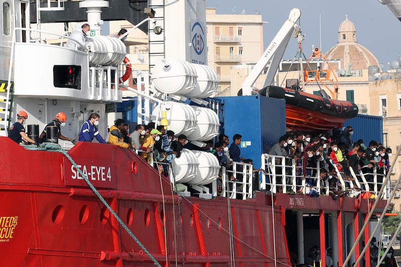 Sea Eye 4 al porto di Trapani: ecco le immagini dello sbarco 6