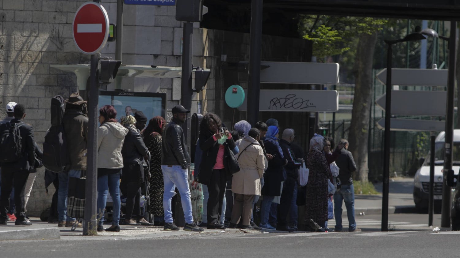Gli islamisti sui bus di Parigi: autista caccia donna con la gonna corta