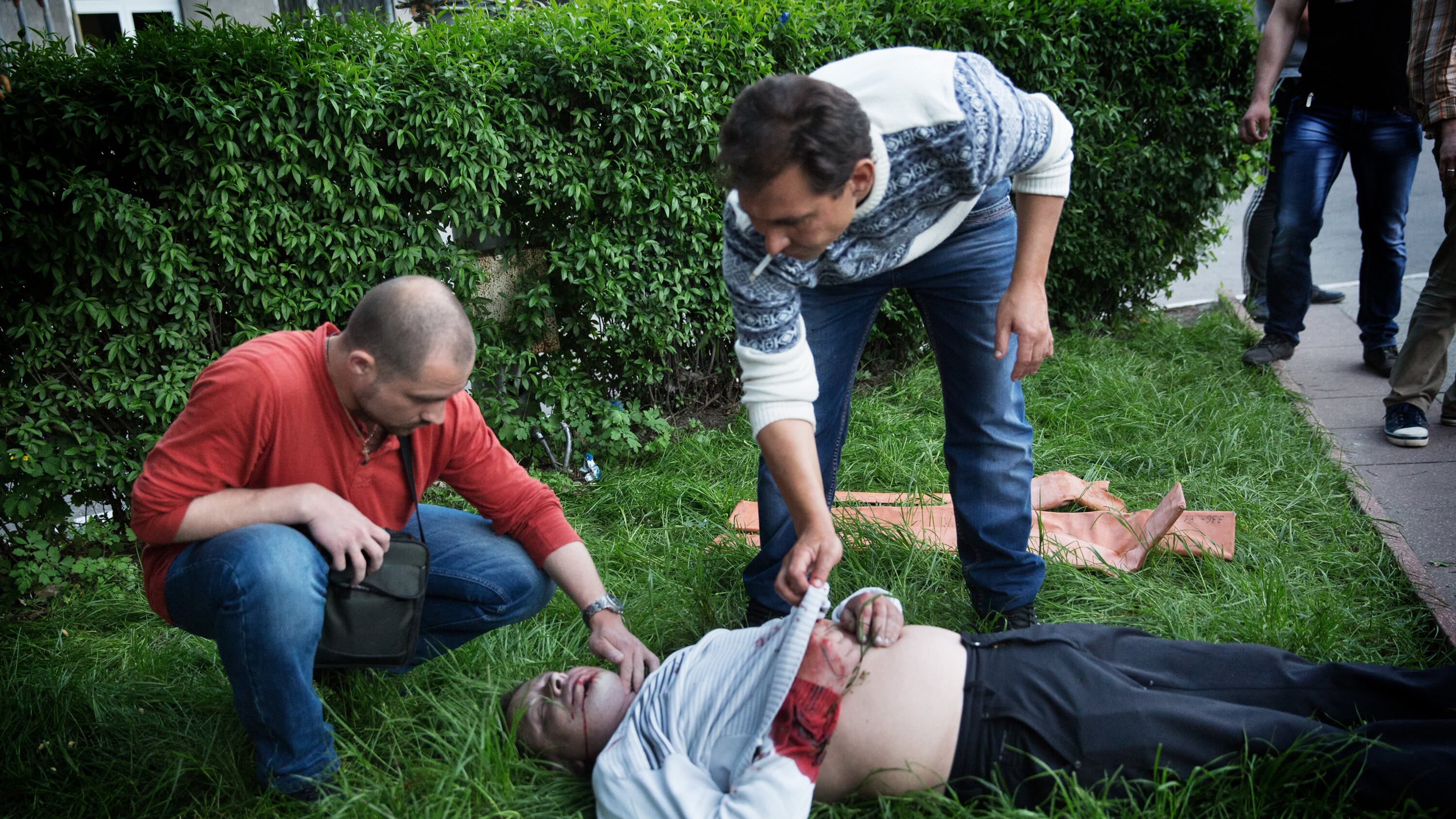 Miliziani ucraini sparano sui civili al seggio: un morto