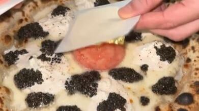 La pizza dei record: oltre mille euro per mangiarla