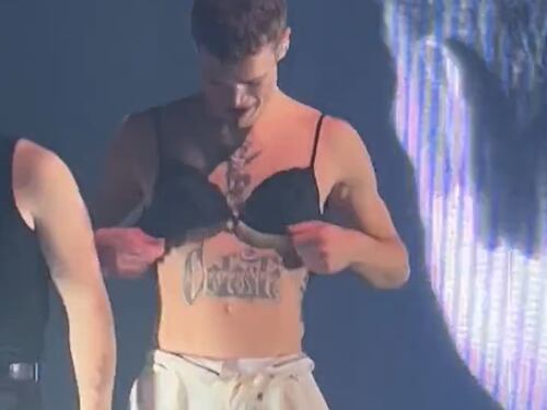 Blanco in reggiseno canta "Brividi"