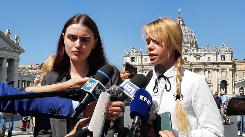Yulya Fedosiuk e Kateryna Prokopenko, mogli dei comandante di Azov hanno incontrato il Papa nell'udienza generale