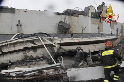 Genova, auto e camion schiacciati dal ponte 5