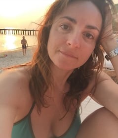 Camila Raznovich: topless sexy in barca 32