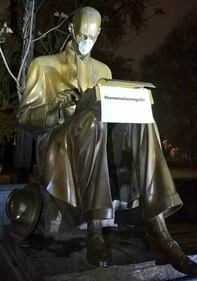 Milano, mascherine sulle statue: "Benvenuti a Smogville" 1