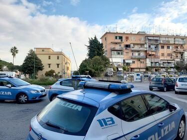 Uccide la moglie e si barrica in casa, spari sugli agenti 3