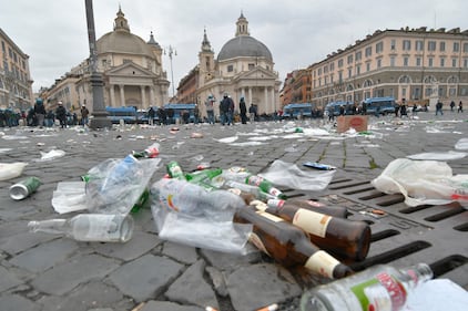 Roma, 400 ultras dell'Eintracht hanno invaso (e semidistrutto) la capitale 2