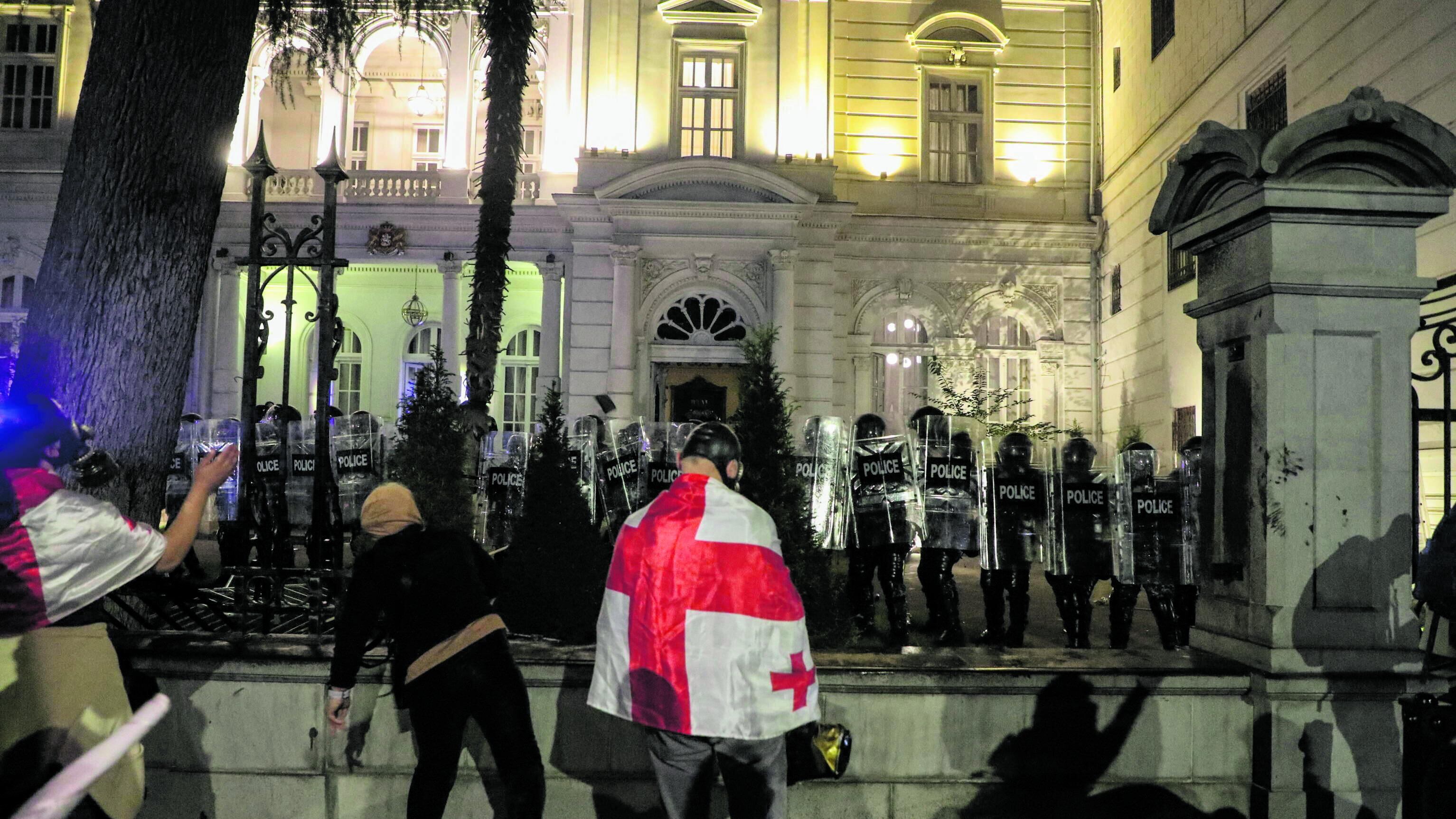 Elezioni locali in Georgia: la polizia disperde i filo-Ue