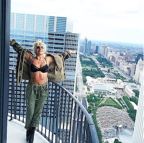 Lady Gaga senza trucco e in reggiseno su Instagram 2