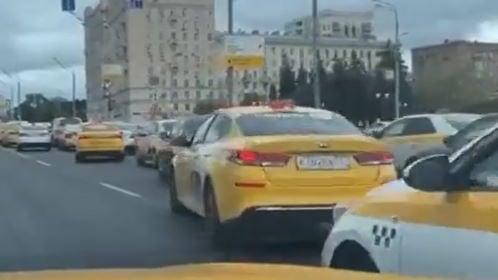 Anonymous manda in tilt i taxi di Mosca