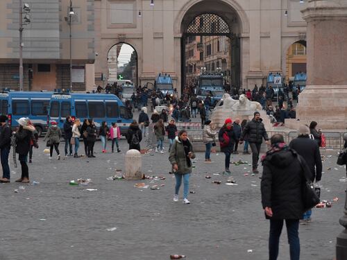 Roma, 400 ultras dell'Eintracht hanno invaso (e semidistrutto) la capitale