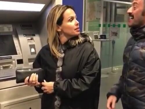 La moglie di Paolo Bonolis al bancomat: "Che ci faccio con 30 euro?"