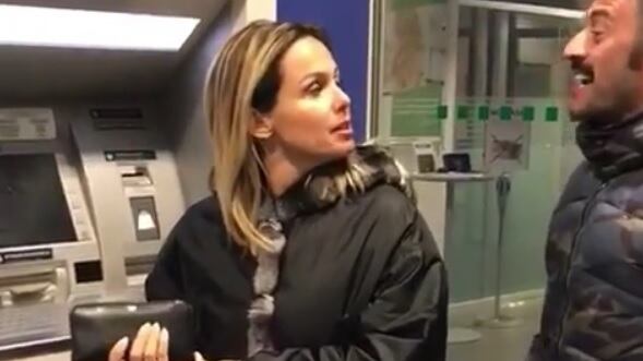La moglie di Paolo Bonolis al bancomat: "Che ci faccio con 30 euro?"