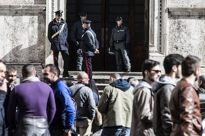 Occupano la basilica di piazza del Popolo: "Mai con Salvini" 9