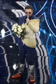 Sanremo 2024: ecco il look della seconda serata del Festival di Dargen D'Amico 10