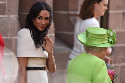 Meghan Markle con la regina nel Chershire 5