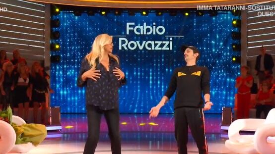 Fabio Rovazzi fa ballare Mara Venier che rischia l'incidente hot
