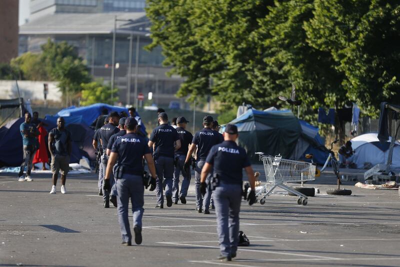 Blitz della polizia nella tendopoli dei migranti alla Stazione Tiburtina 2