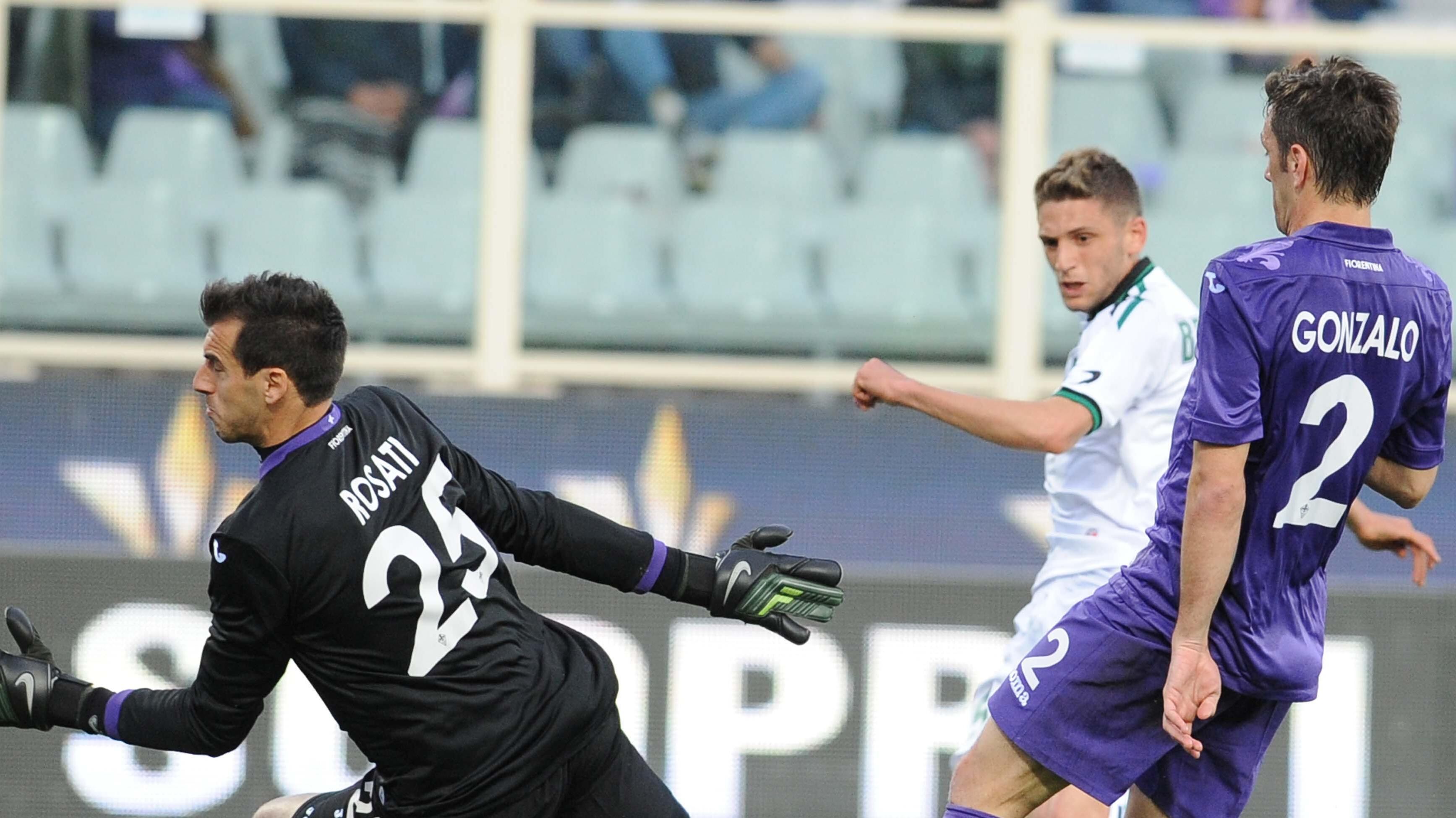 Il "triplete" di Berardi espugna Firenze e dà speranza all'Inter