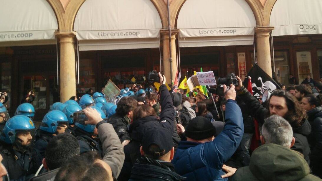 Bologna, blitz antifascista vuole impedire comizio di Forza Nuova
