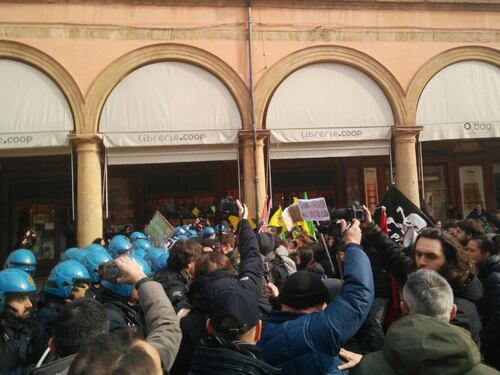 Bologna, blitz antifascista vuole impedire comizio di Forza Nuova