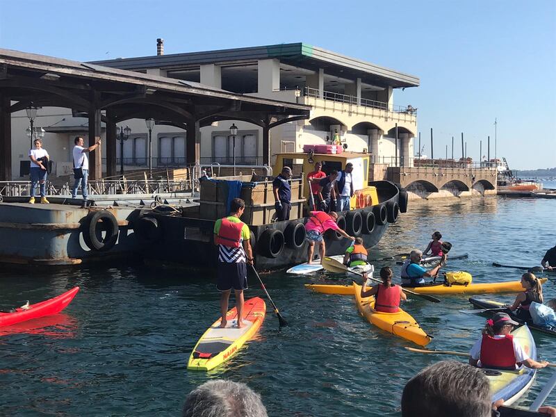 Taranto, canoisti all’opera ripuliscono il mare dalla plastica 2