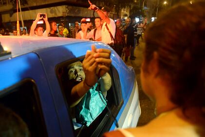 Rio, la polizia uccide un balleri: la favela brucia 16