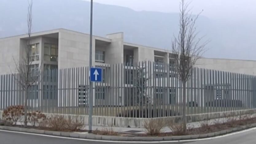 Detenuta vuole cambiar cella: poliziotta gettata a terra e presa a pugni