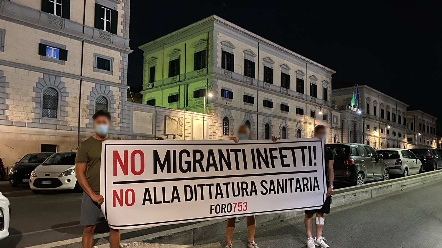 "Portano qui i migranti infetti: colpo mortale a Roma"