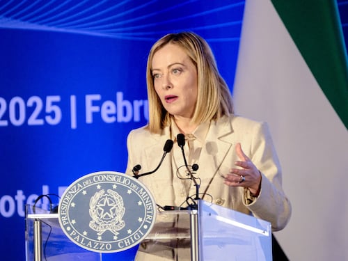 Meloni: restiamo con Kiev. E Trump elogia la premier