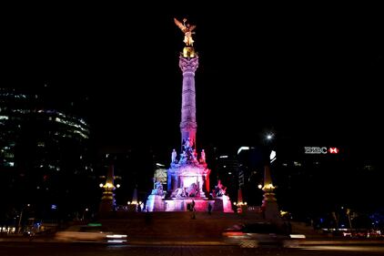 In tutto il mondo la solidarietà per Parigi si tinge del tricolore francese 11