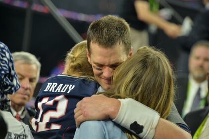 Tom Brady e Gisele Bündchen, il bacio dopo la vittoria del SuperBowl 9